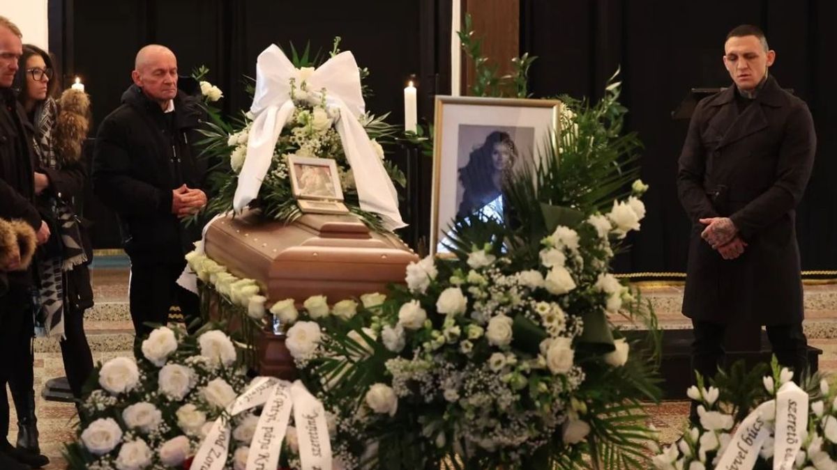 Kislányuk fotóját szorongatta volt férje Jákli Mónika temetésén