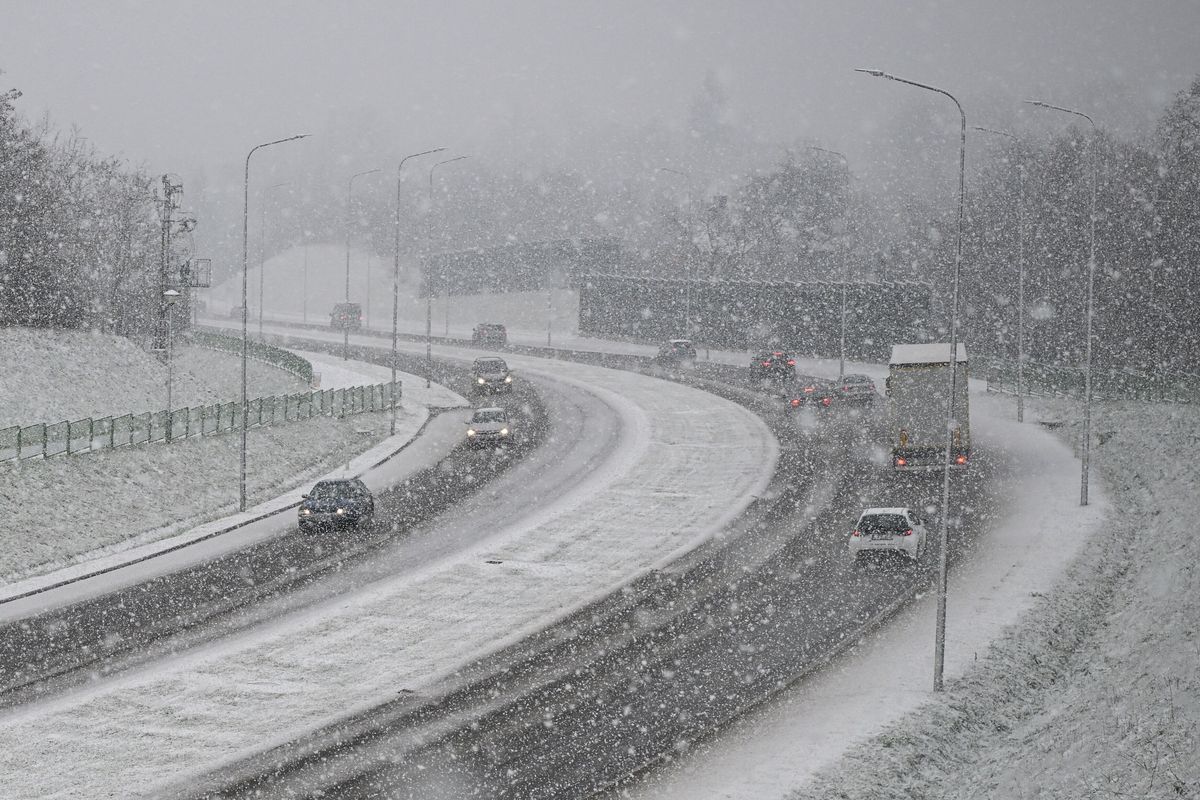 Przemysl, 2025. november 21.
Hóesés a délkelet-lengyelországi Przemyslben 2025. november 21-én. Az erős havazás fennakadásokat okoz a térség közlekedésében.
MTI/EPA/PAP/Darek Delmanowicz