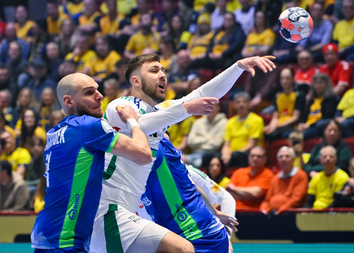 Malmö, 2026. január 25.
Ilic Zoran (k) és a szlovén Borut Mackovsek (b) a dán-norvég-svéd közös rendezésű férfi kézilabda-Európa-bajnokság középdöntőjének 2. fordulójában, a II. csoportban játszott Szlovénia - Magyarország mérkőzésen a svédországi Malmö Arénában 2026. január 25-én.
MTI/Hegedüs Róbert