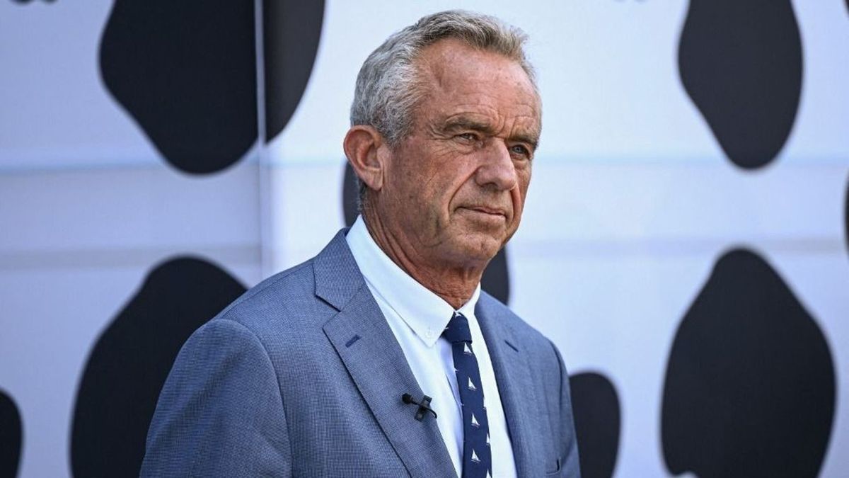 Kacsahápogás szakította félbe Robert F. Kennedy Jr. sajtótájékoztatóját + videó