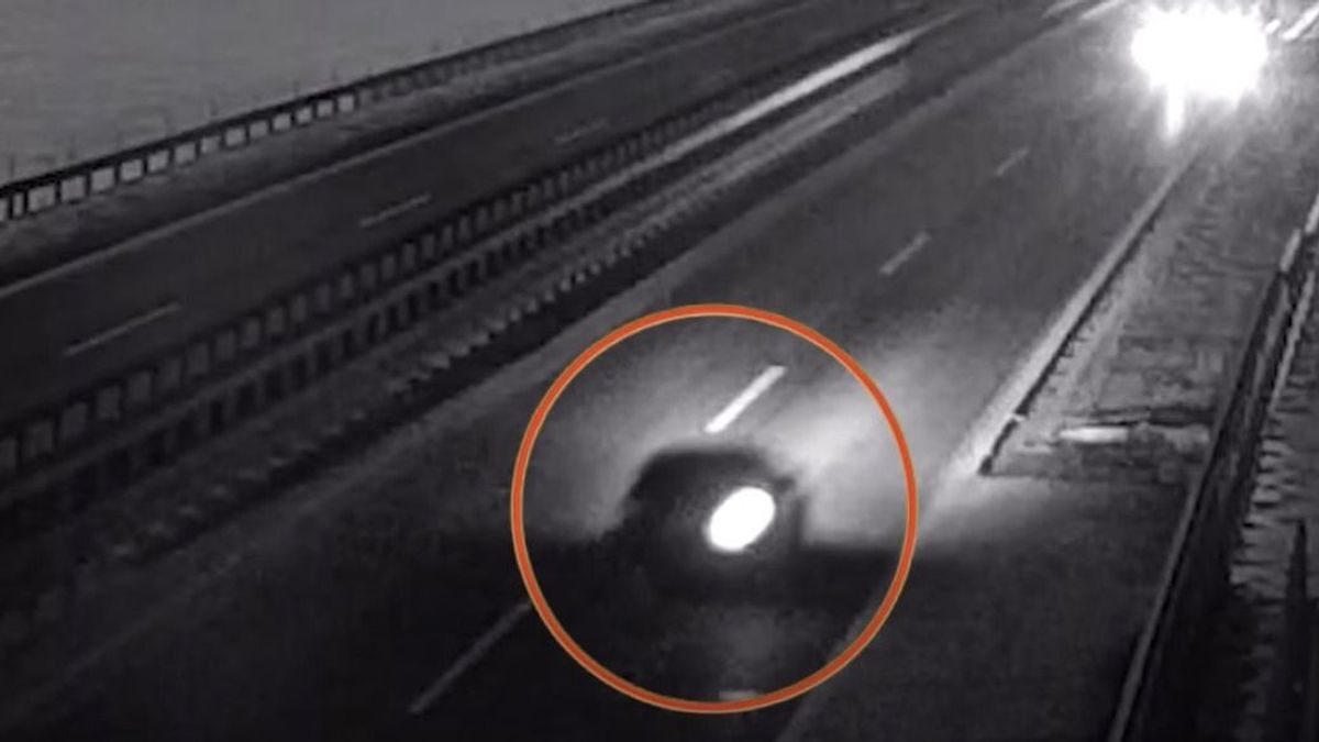 Csak egy lámpája világított hátul az autónak, végzetes hibának bizonyult + videó