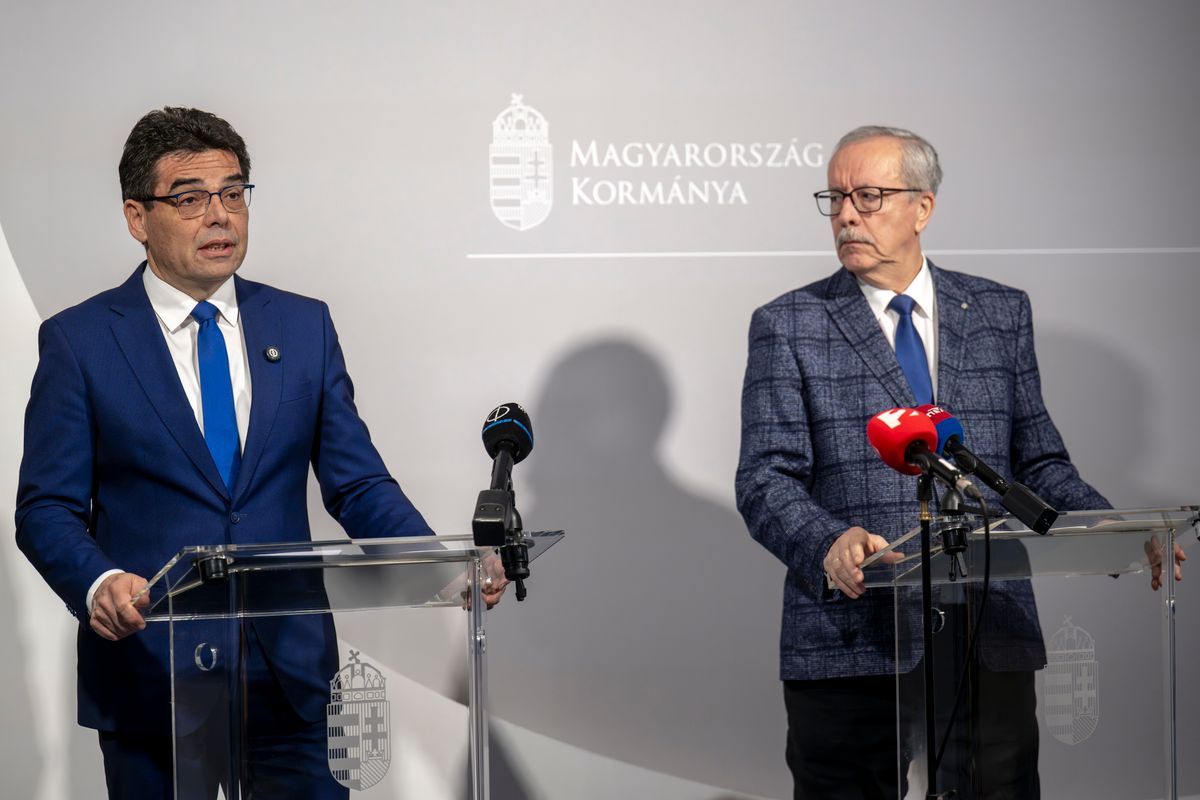 Zsigmond Barna Pál, az Európai Uniós Ügyek Minisztériumának parlamenti államtitkára és Bakondi György, a miniszterelnök belbiztonsági főtanácsadója sajtótájékoztatót tart Az illegális bevándorlás aktualitásai témakörben a Miniszterelnökségen 2026. január 20-án (Fotó: Kovács Márton / MTI Fotószerkesztõség)