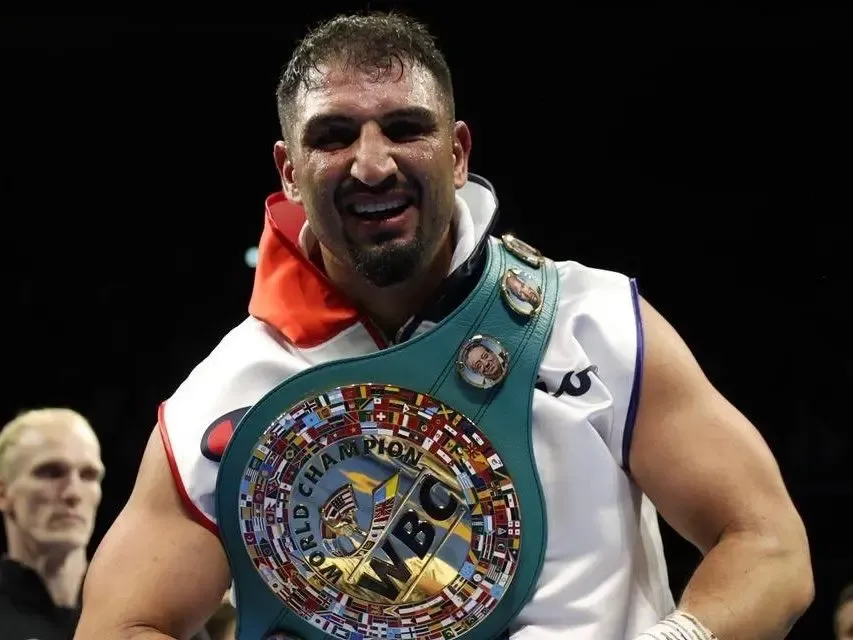 A WBC ideiglenes világbajnoka, Agit Kabayel mind a 27 meccsét megnyerte, az utolsó hatot mind kiütéssel, így joggal reménykedik az Uszik elleni csatában