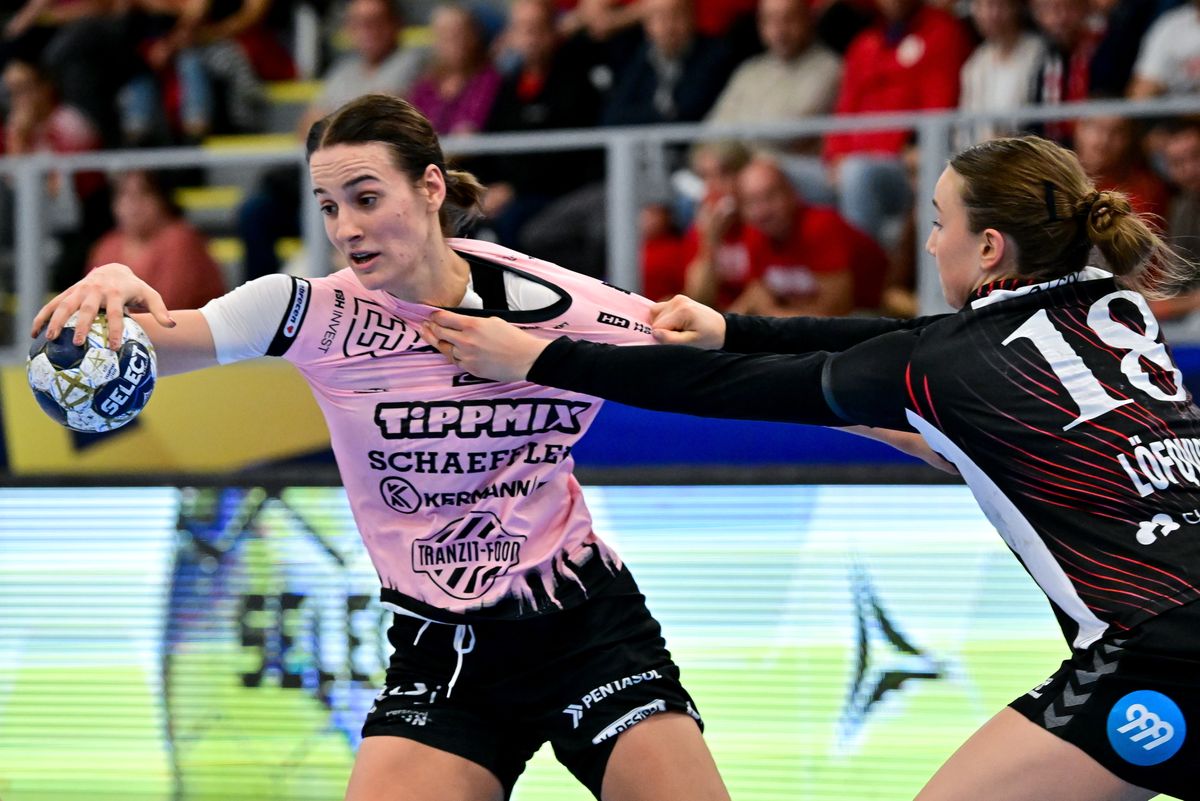 Debrecen, 2025. október 4.
Jovana Jovovic (b), a Debrecen és Olivia Löfqvist, a dán Esbjerg játékosa a női kézilabda Bajnokok Ligája A csoportjának 4. fordulójában játszott DVSC Schaeffler - Team Esbjerg mérkőzésen a debreceni Hódos Imre rendezvénycsarnokban 2025. október 4-én. DVSC Schaeffler-Team Esbjerg 29-32.
MTI/Czeglédi Zsolt