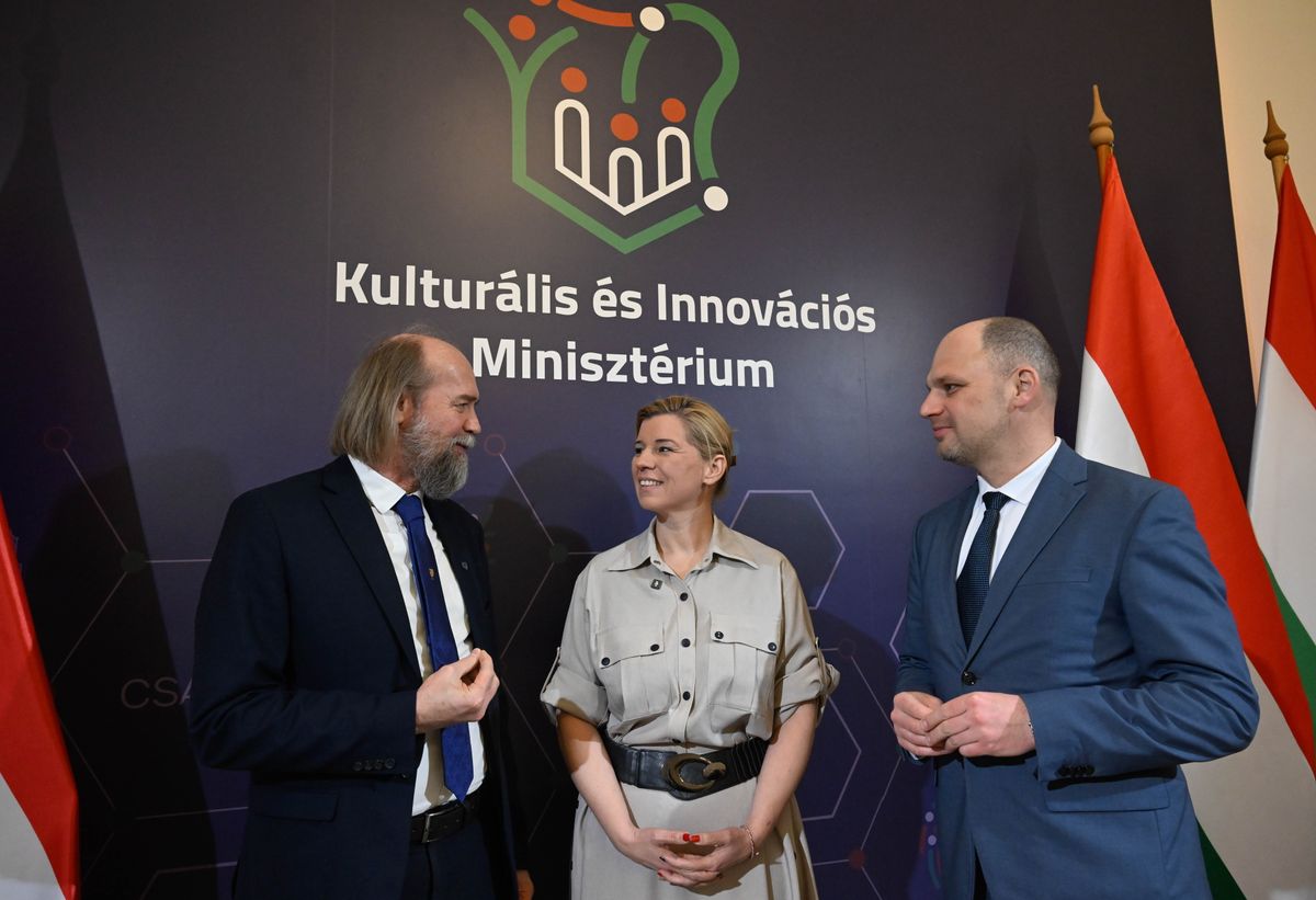 Budapest, 2026. január 14.
Horváth Péter, a Nemzeti Pedagógus Kar elnöke (b), Varga-Bajusz Veronika, a Kulturális és Innovációs Minisztérium (KIM) felsőoktatásért, szak- és felnőttképzésért, fiatalokért felelős államtitkára (k) és Molnár Péter, a Miskolci Szakképzési Centrum főigazgatója (j) a Köbüki tehetséggondozó tanári ösztöndíjprogramról tartott sajtótájékoztatón a KIM épületében 2026. január 14-én. Idén több mint háromezer pedagógus részesül a Köbüki ösztöndíjban, a nyertes pályázók tíz hónapon át havonta 75 ezer forintot kapnak munkájukért.
MTI/Bruzák Noémi