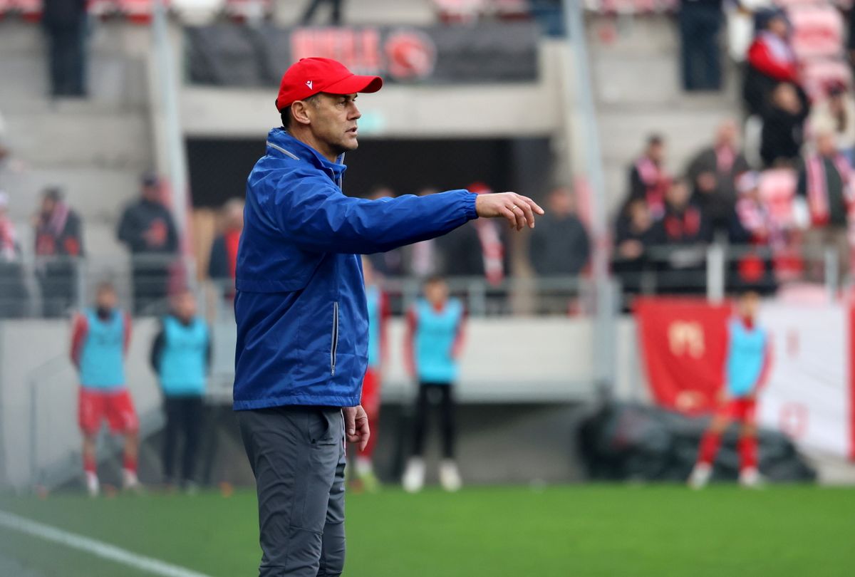 Miskolc, 2025. december 6.
Bódog Tamás, a Nyíregyháza vezetőedzője a labdarúgó Fizz Liga 16. fordulójában játszott Diósgyőri VTK - Nyíregyháza Spartacus FC mérkőzésen a diósgyőri DVTK Stadionban 2025. december 6-án. A Diósgyőr 2-0-ra győzött.
MTI/Vajda János