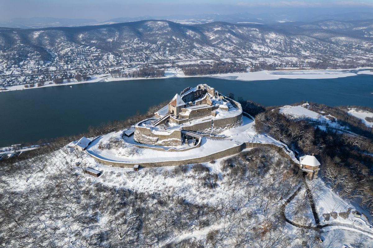 Visegrád, 2026. január 8.
A drónnal készült felvételen a behavazott visegrádi vár, a háttérben Nagymarossal 2026. január 8-án.
MTI/Máthé Zoltán