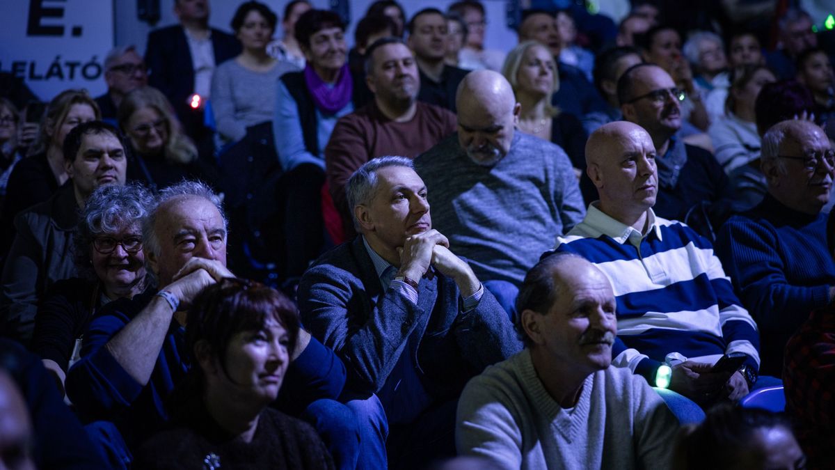 Lázár János bocsánatot kért, megbánta ahogyan a cigányokról fogalmazott Balatonalmádiban