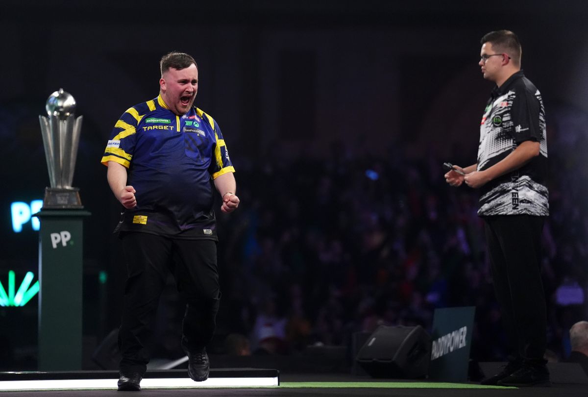 Luke Littler hátrányba került, de aztán nagyon simán nyerte Gian van Veen ellen a darts-vb döntőjét