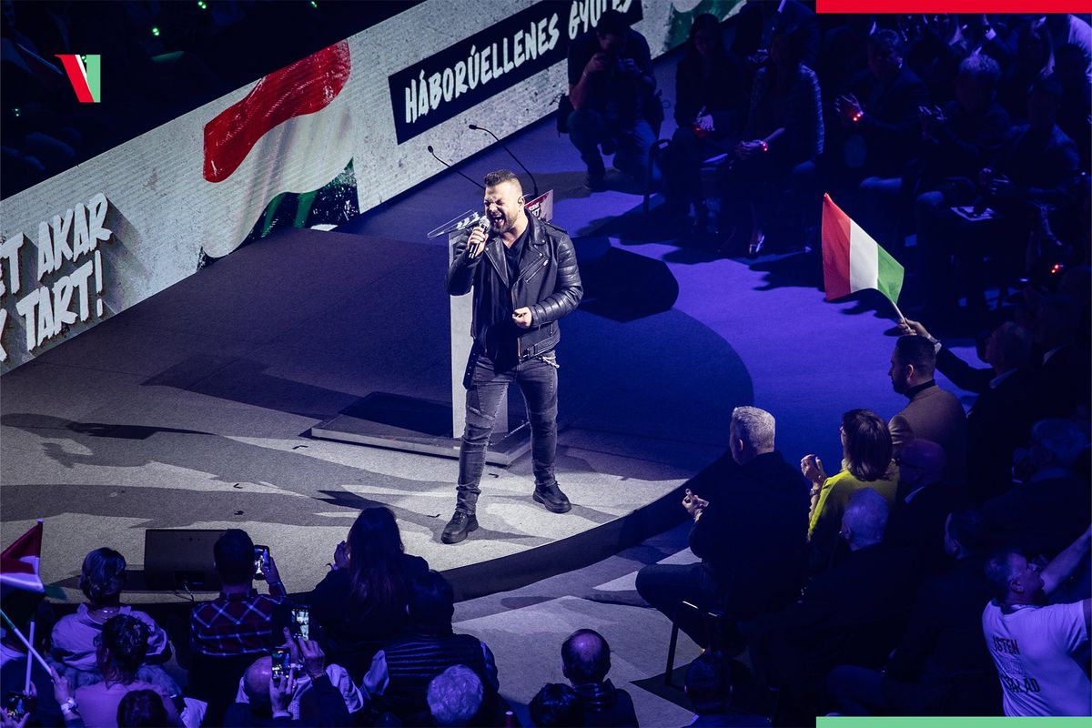 Gudics Máté, a 2024-es Megasztár győztese a kaposvári háborúellenes gyűlésen (Forrás: Facebook)