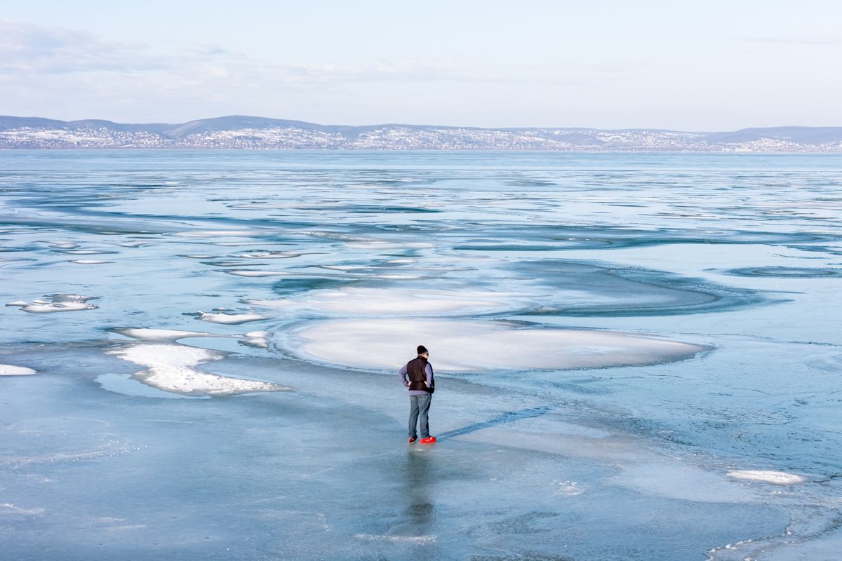 Zamárdi, 2026. január 17.
A drónnal készült felvételen egy korcsolyázó a befagyott Balaton jegén Zamárdinál 2026. január 17-én.
MTI/Vasvári Tamás