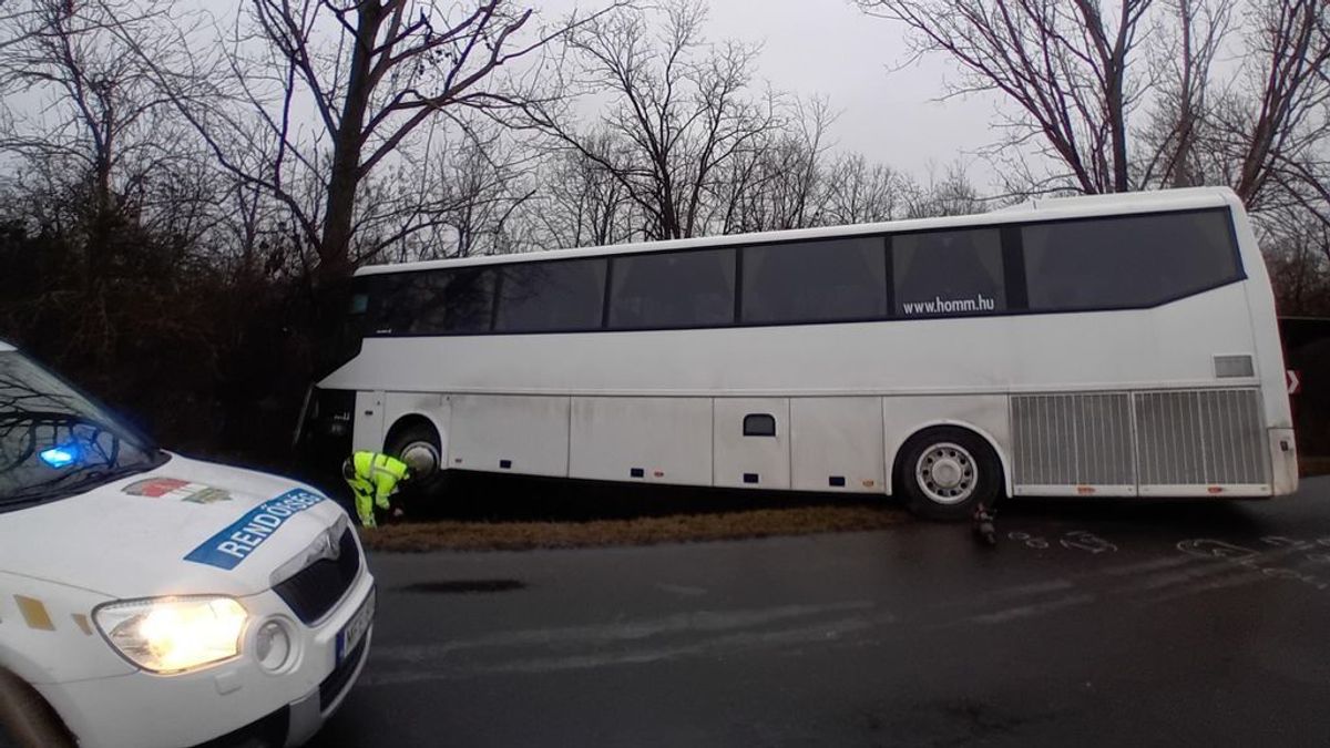 Árokba hajtott egy busz Orosházánál