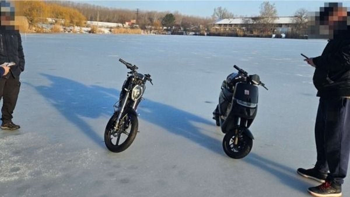Kismotorokat vittek a Tisza jegére, nem kellett volna