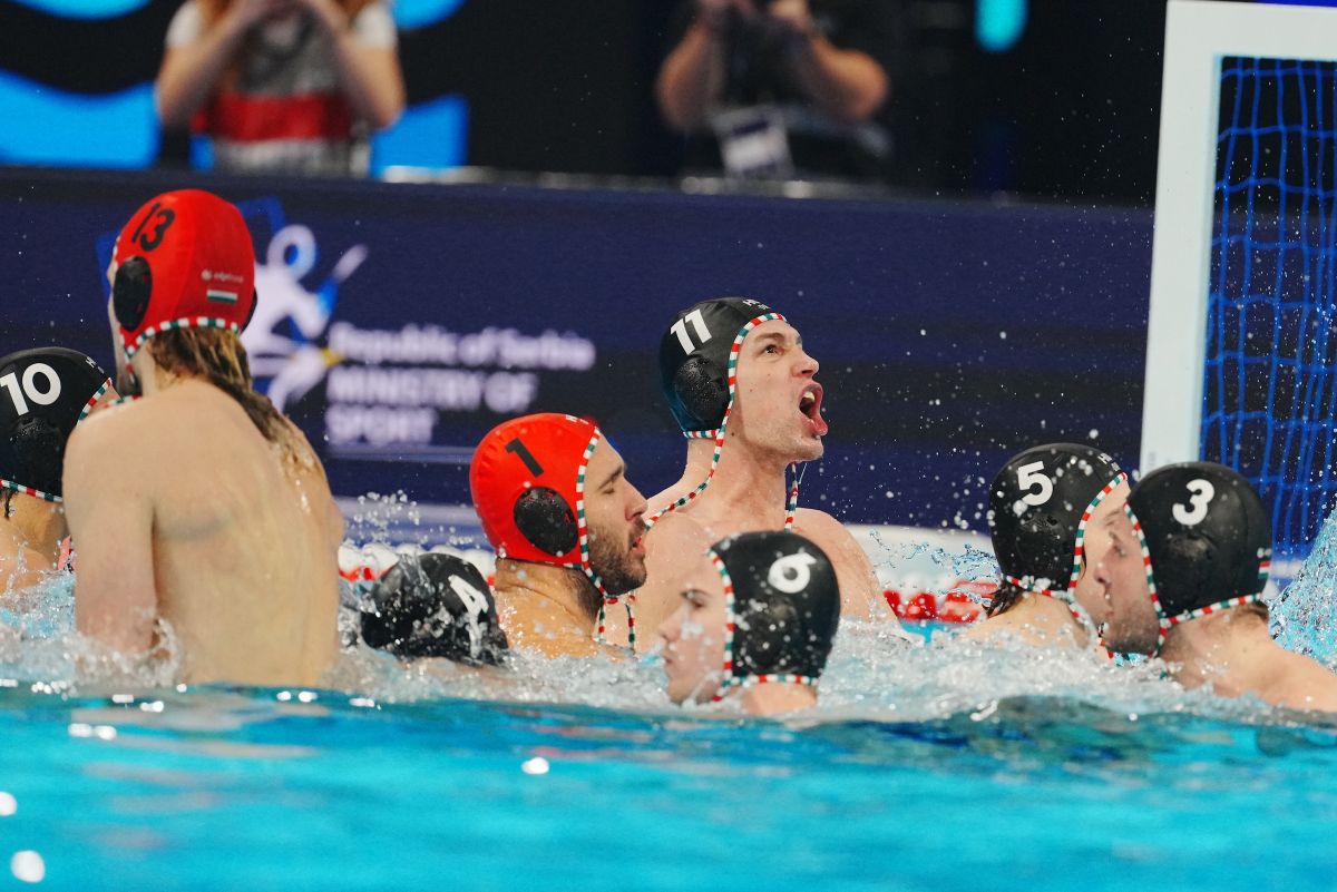 Jansik Szilárd a végén a magyar válogatott játékosaival örülhetett, de Görögország kifakadt a férfivízilabda Eb elődöntőjében lőtt gólja miatt