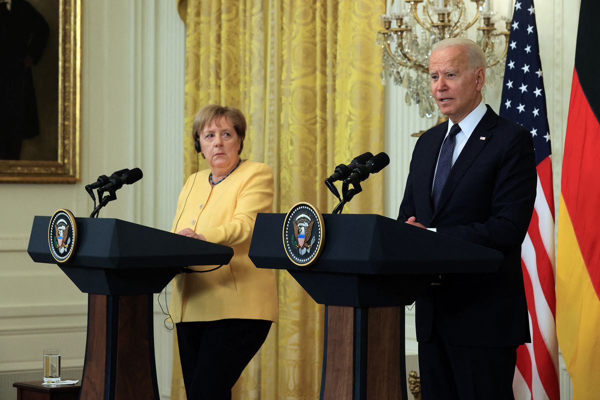 Angela Merkel német kancellár és Joe Biden amerikai elnök közös sajtótájékoztatója fél évvel a robbantás előtt 