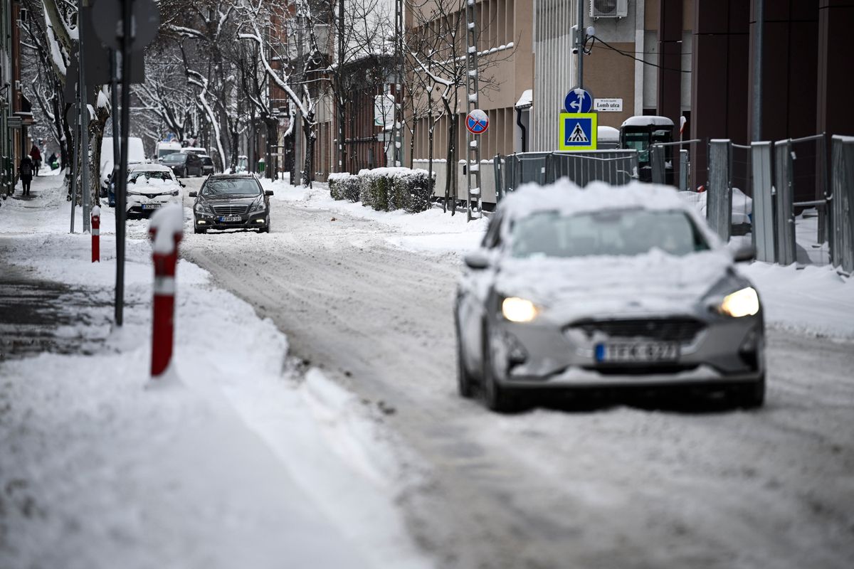Budapest, 2026. január 7.
Autók a behavazott XIII. kerületi Frangepán utcában 2026. január 7-én.
MTI/Bodnár Boglárka