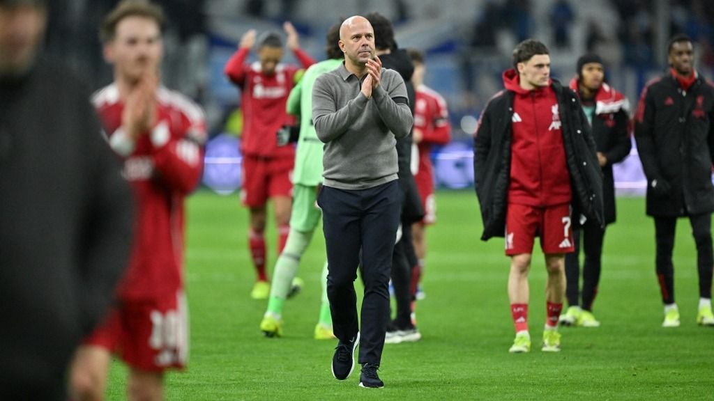 Arne Slot a Liverpool kamerái előtt elárulta, Szoboszlai Dominik szemfüles szabadrúgásának ötlete Xavi Valero fejéből pattant ki