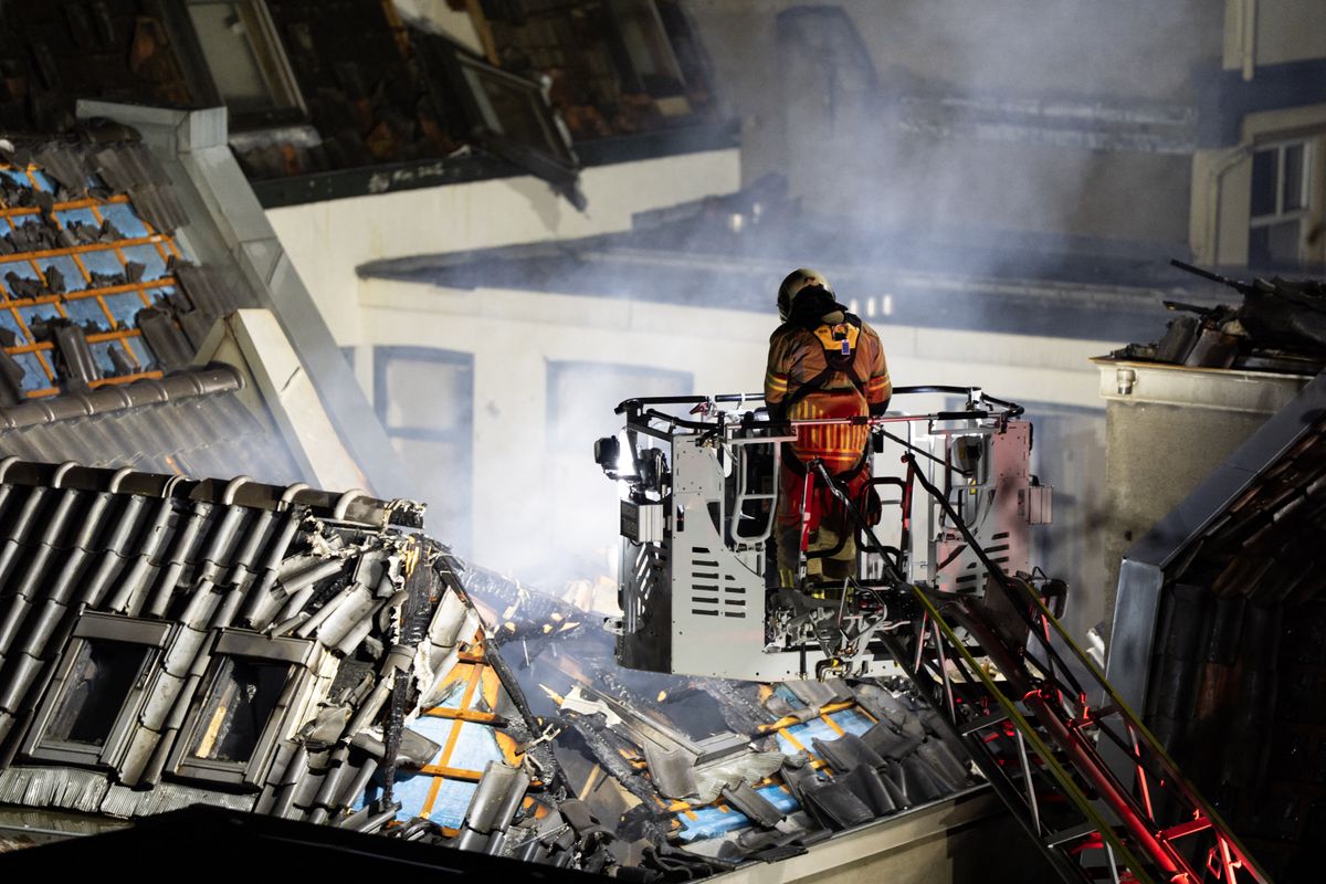 Az épület kigyulladása előtt robbanások rázták meg a környéket beszámolók szerint 