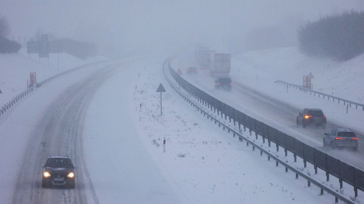 Nagykanizsa, 2026. január 6.
Autók haladnak a behavazott M7-es autópályán Nagykanizsánál 2026. január 6-án.
MTI/Varga György