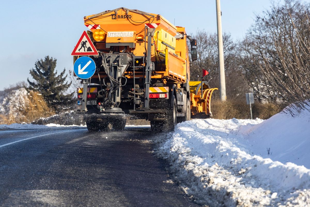 Csobánka, 2026. január 8.
Hókotró munkagép szórja az utat Csobánka és Pilisvörösvár között 2026. január 8-án.
MTI/Kocsis Zoltán
