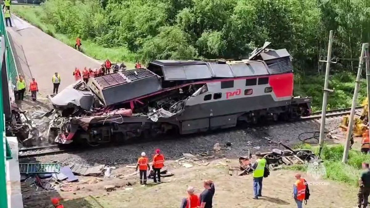 Egy közúti híd omlott össze egy vasútvonalra, kisiklatva egy Moszkva felé tartó személyvonatot a Brjanszki területen