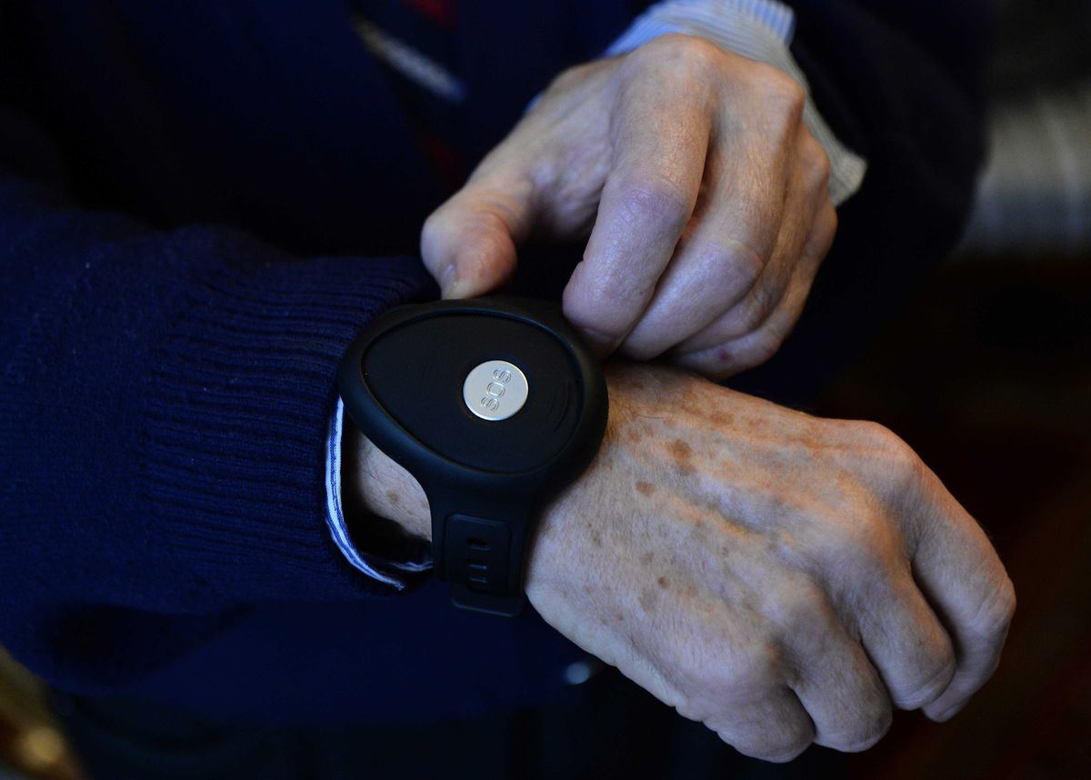 Budapest, 2022. március 17.
Egy 81 éves nyugdíjas férfi mutatja a csuklóján a Gondosóra programban kapott jelzőkészüléket a XI. kerületben, Budapesten 2022. március 17-én. A négyéves program ideje alatt minden 65 éven felüli magyar állampolgár alanyi jogon kaphat egy ingyenes, nyakban vagy karon hordható készüléket, amelynek segítségével bármilyen, otthon történt egészségi problémát egyetlen gombnyomással jelezhet egy éjjel-nappal működő diszpécserszolgálatnak. A programba körülbelül másfél millió, 65 éven felüli idős embert vonhatnak be.
MTI/Soós Lajos