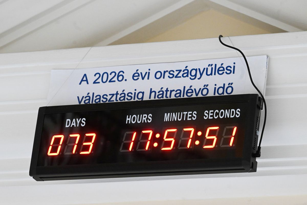 Budapest, 2026. január 28.
A 2026. április 12-ei országgyűlési választásig hátralévő időt mutató óra a Nemzeti Választási Iroda (NVI) budapesti épületében 2026. január 28-án. Elkészült a választás hirdetménye, és megkezdődött a kiszállításuk a választási irodákhoz. Várhatóan még a héten minden településen kihelyezik őket.
MTI/Bruzák Noémi
