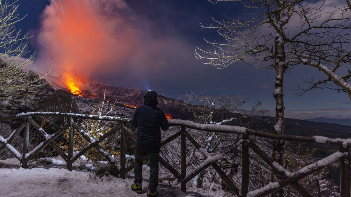Nem csillapodik az Etna, lávafolyam ömlik a tűzhányóból