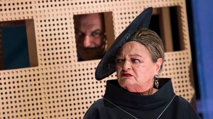 A gömbfejűek és a csúcsfejűek című színdarab bemutatója a Nemzeti Színházban