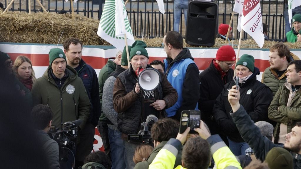 A francia gazdák Párizsban vonultak fel, hogy tüntessenek a Mercosur-megállapodás ellen