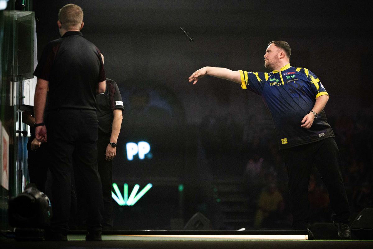 A címvédő Luke Littler ugyanúgy két játszmát veszített a darts-vb első öt fordulójában, mint elődöntős ellenfele, a szembetegséggel küzdő Ryan Searle