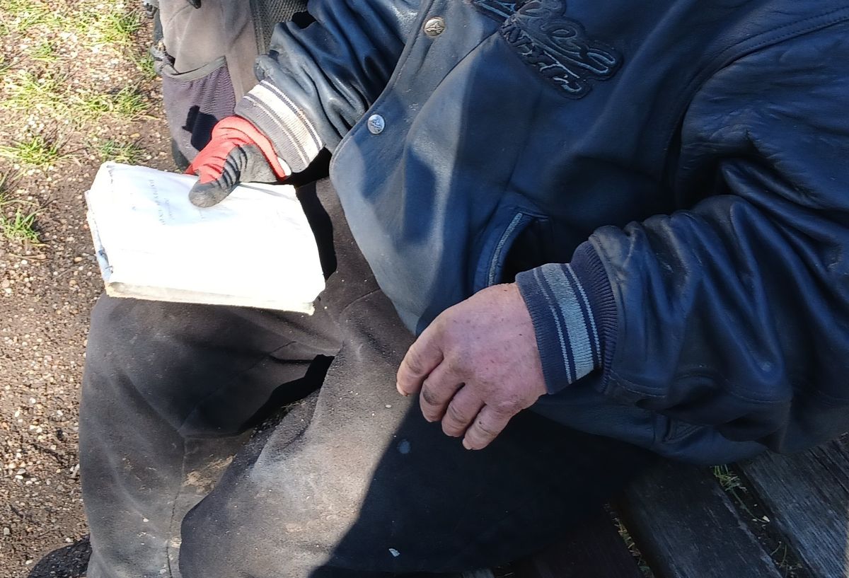 Hajléktalan ember és az olvasás: Gábor gyűjti a könyveket, most Jókai Mór regényét olvassa