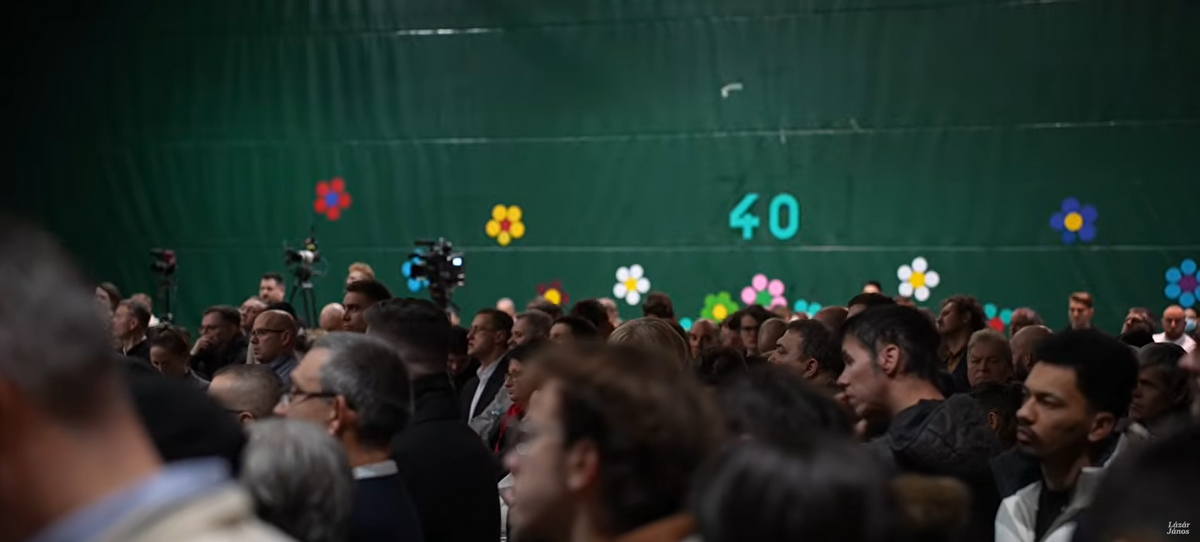 Hatalmas tömeg a csepeli Lázárinfón.