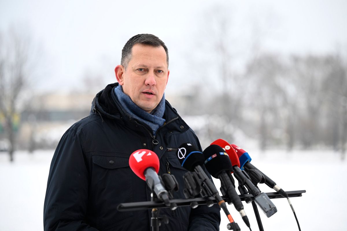 Budapest, 2026. január 10.
Fülöp Attila, a Belügyiminisztérium gondoskodáspolitikáért felelős államtitkára a rendkívüli téli időjárás miatt felállított operatív törzs ülését követően tartott sajtótájékoztatón az Országos Katasztrófavédelmi Főigazgatóság Mogyoródi úti épületénél 2026. január 10-én.
MTI/Bodnár Boglárka