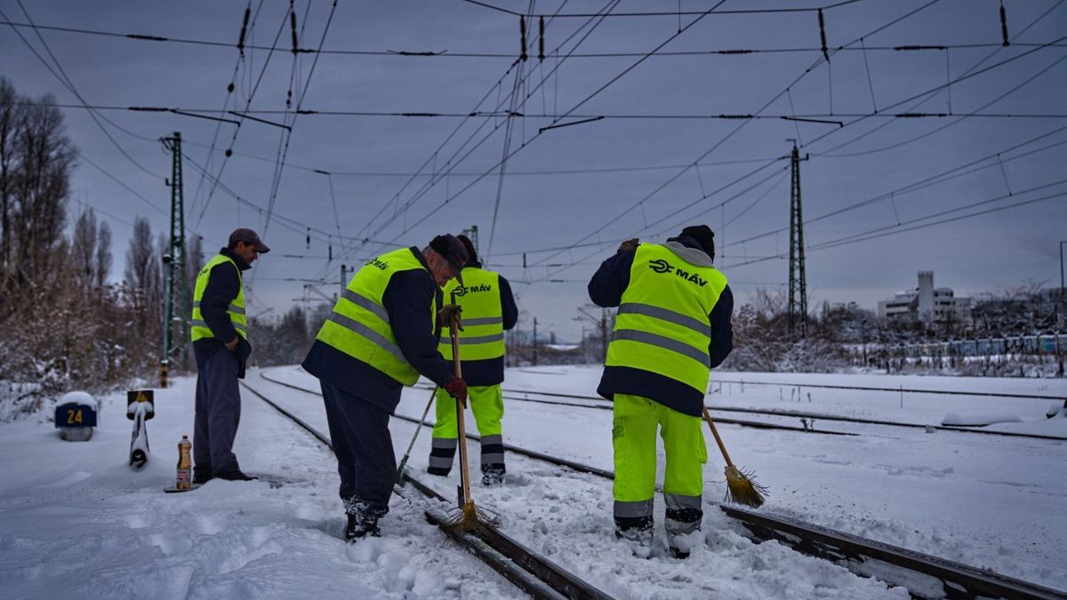 Csaknem ezer ember dolgozik folyamatosan a hóhelyzet kezelésén a MÁV-nál