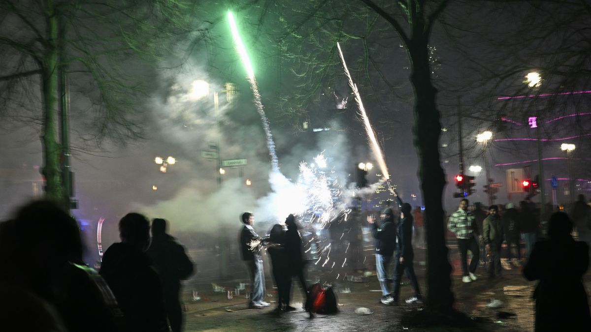 Szándékosan tőrbe csalják a rendőröket, lesből támadnak rájuk a migránsok + videó