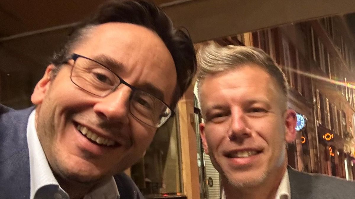 Magyar Péter brüsszeli embere ukrán katonák támogatásával dicsekszik