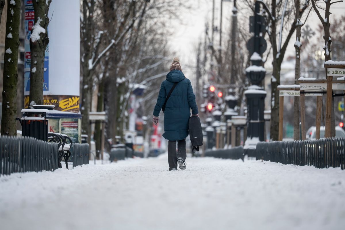 Járókelő a behavazott Andrássy úton 2026. január 6-án (Fotó: MTI/Balogh Zoltán)