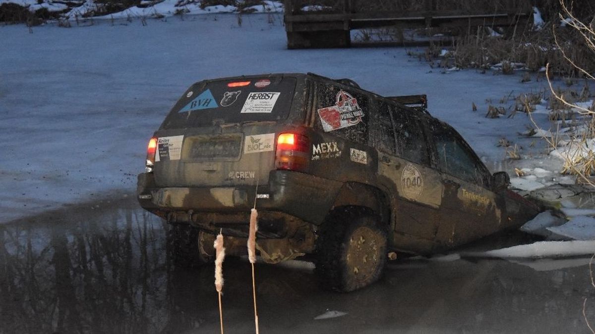 Hummer helyett ezúttal egy Jeep alatt szakadt be az egyik hazai tó jege