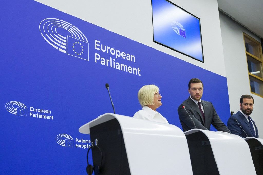 A Patrióták szerint a gazdasági árulás és a demokratikus normák sárba tiprása miatt is felelnie kell az Európai Bizottságnak