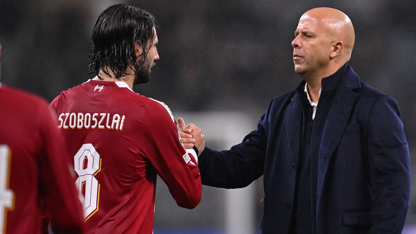 Liverpool's Dutch manager Arne Slot (R) congratultes his players including Liverpool's Hungarian midfielder #08 Dominik Szoboszlai after the UEFA Szoboszlai Dominik és Arne Slot elbeszélget egymással a Liverpool Barnsley elleni győzelme után Champions Lea