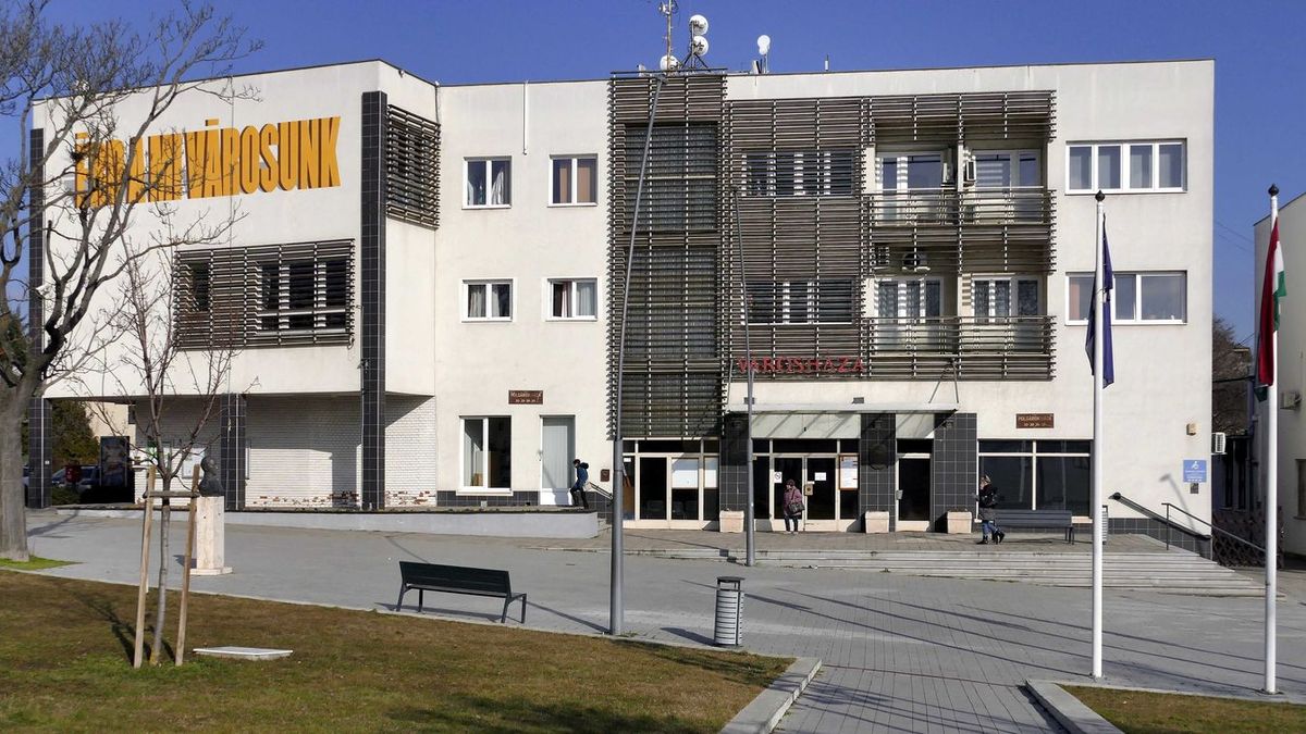 Bombariadó érden is, ellepték a városházát a rendőrök