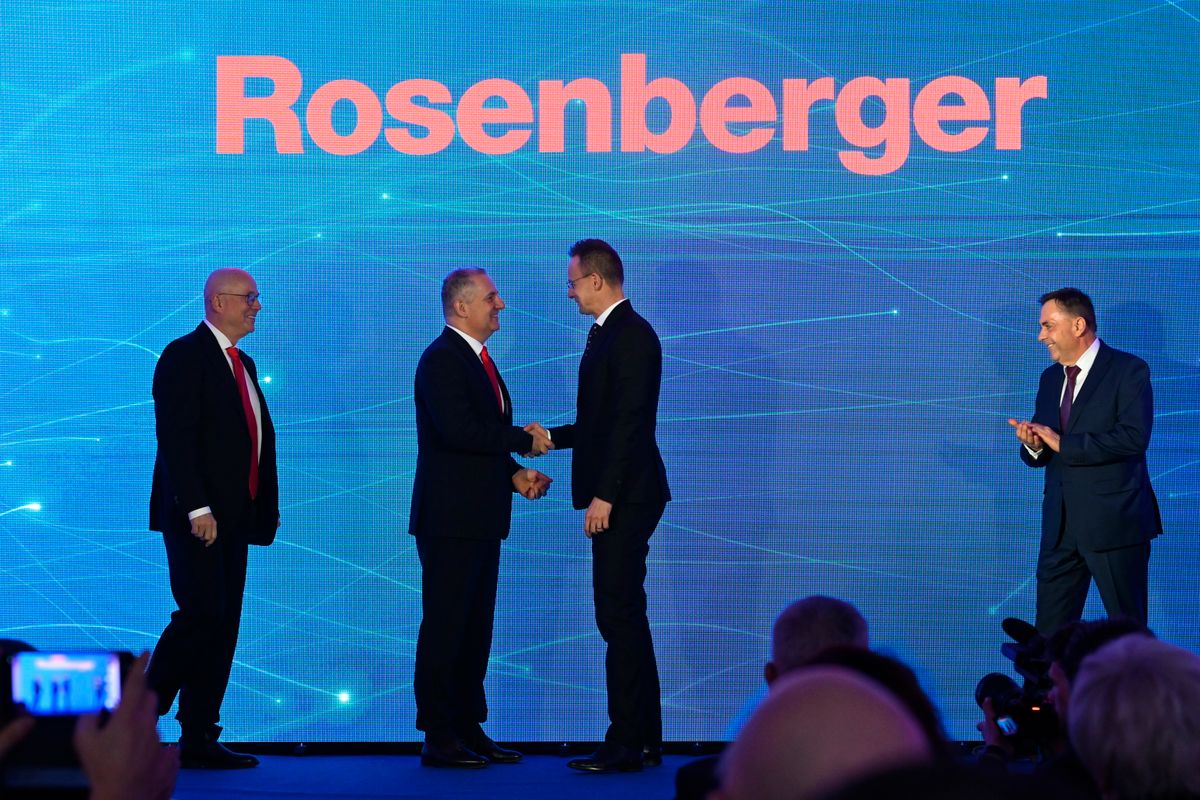 Jászárokszállás, 2026. január 12.
Peter Rosenberger, a Rosenberger cégcsoport tulajdonosa, Czakó Tibor, a Rosenberger Hungary Kft. ügyvezető igazgatója, Szijjártó Péter külgazdasági és külügyminiszter és Pócs János, a térség fideszes országgyűlési képviselője (b-j) a Rosenberger újabb beruházásának átadásán Jászárokszálláson 2026. január 12-án. Az elektronikai alkatrészek gyártásával foglalkozó, német tulajdonosi hátterű cég 9,5 milliárd forint értékben bővíti kapacitását nyírbátori, jászárokszállási és jászberényi telephelyén, amihez az állam 1,5 milliárd forint támogatást ad.
MTI/Bruzák Noémi