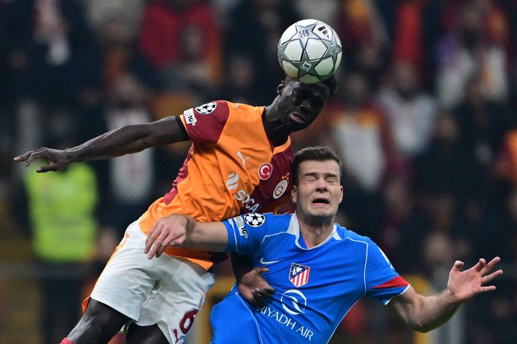 Davinson Sanchez (6) és a spanyolokat erősítő Alexander Sorloth párharca