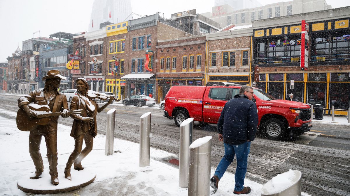 Tízezer légijáratot töröltek az ítéletidő miatt + videó