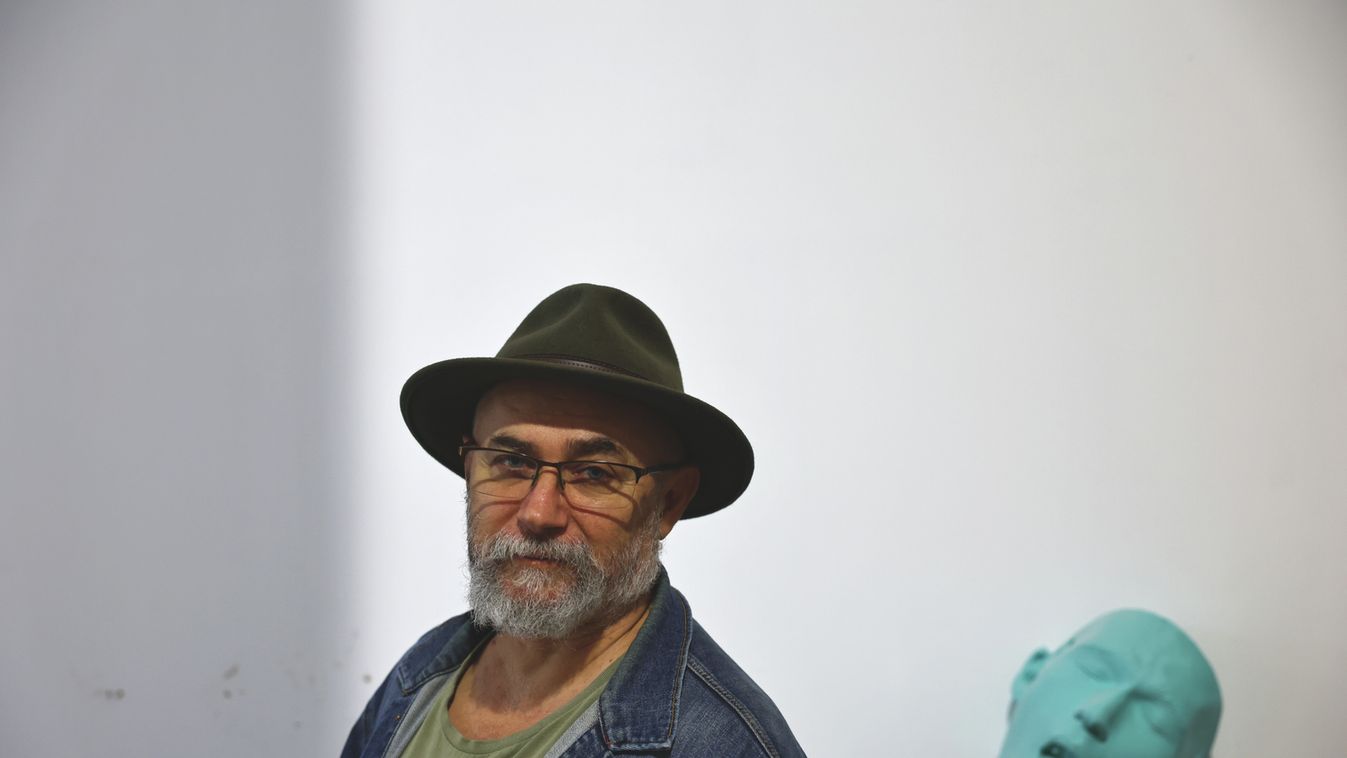 20251113 Budakeszi
Párkányi Raáb Péter szobrász
Fotó: Kurucz Árpád (KA)
MW
Lugas 0117