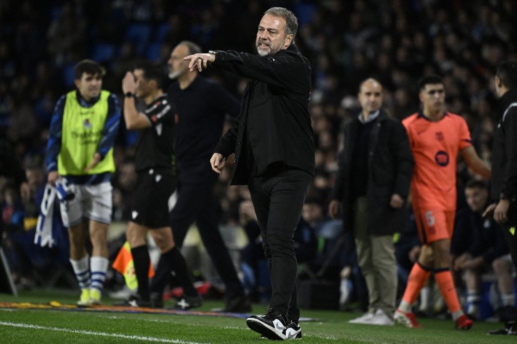 Hansi Flick kiállt Frenkie de Jong mellett, a Barcelona veresége után Jesús Gil Manzano játékvezetőről beszéltek