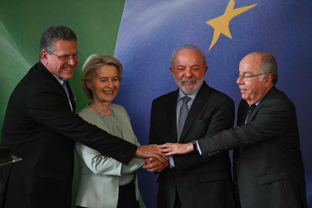 President of the European Commission Ursula von der Leyen, Brazil's President Luiz Inacio Lula da Silva (2nd R), Brazil's Foreign Minister Mauro Vieira (R) and European Commissioner for Trade and Economic Security Maros Sefcovic (L) pose for a photo during a press conference after a meeting within the framework of the signing agreement between the European Union and Mercosur at Itamaraty Palace in Rio de Janeiro, Brazil, on January 16, 2026. Mercosur and the European Union will sign an agreement on January 17 in Paraguay that will create one of the largest free trade areas in the world, with the stated aim of seeking a third way between the United States and China, but which is causing friction with the European agricultural sector and industrialists in Brazil and Argentina. (Photo by Mauro PIMENTEL / AFP)