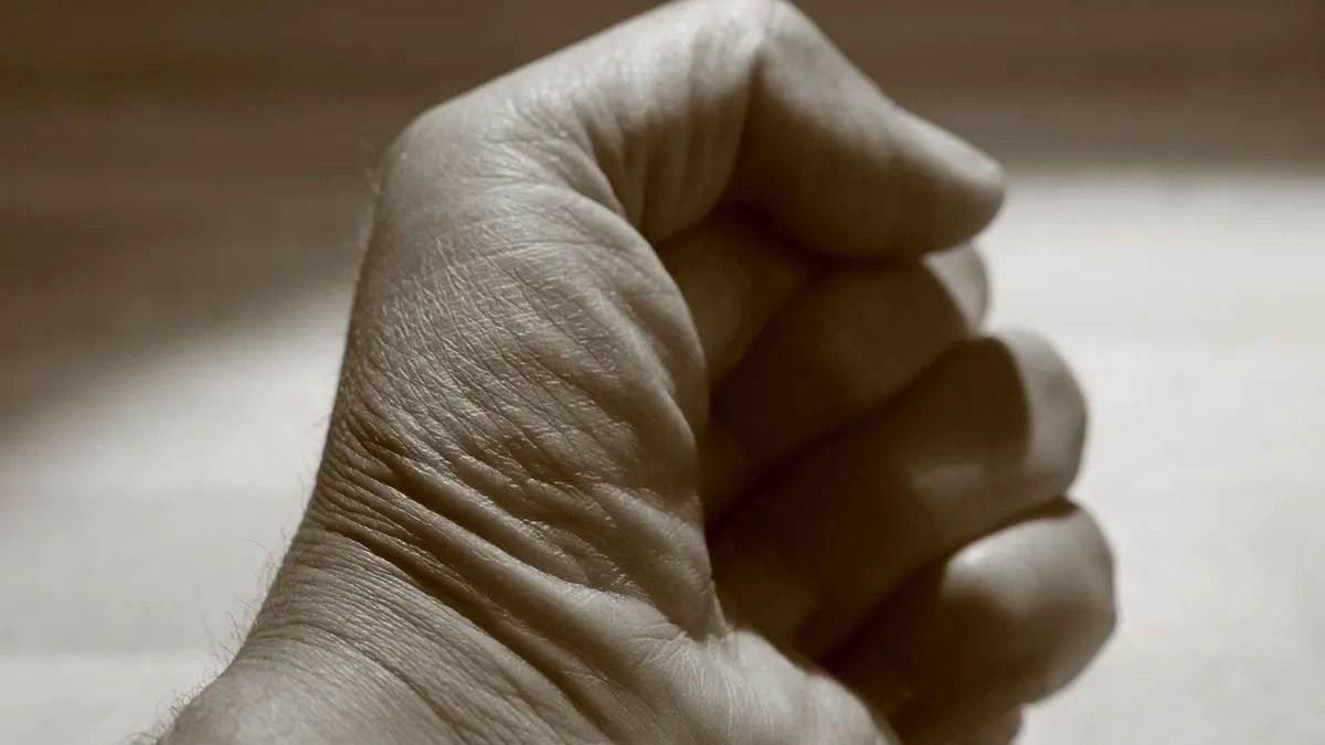 Ollóval támadt párjára és kétéves kisfiára egy férfi