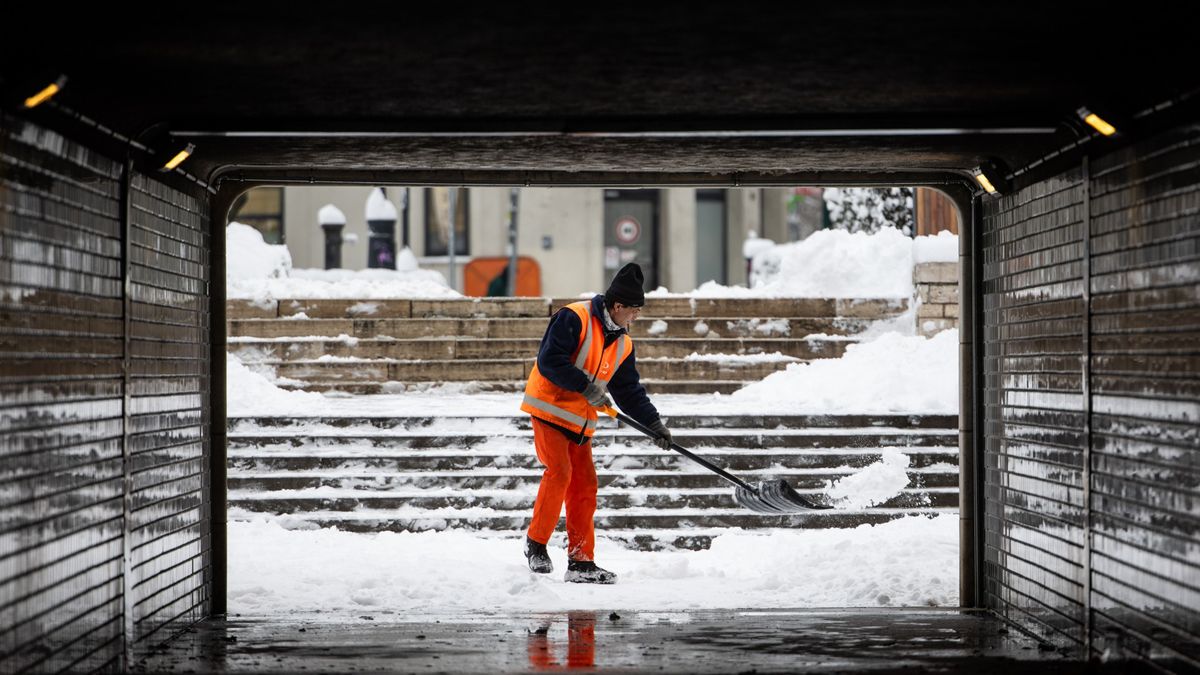 Kapaszkodjon meg: egy tiszás szakértő szerint „szexista és osztályalapú”, ahogyan a havat takarítják az utakról